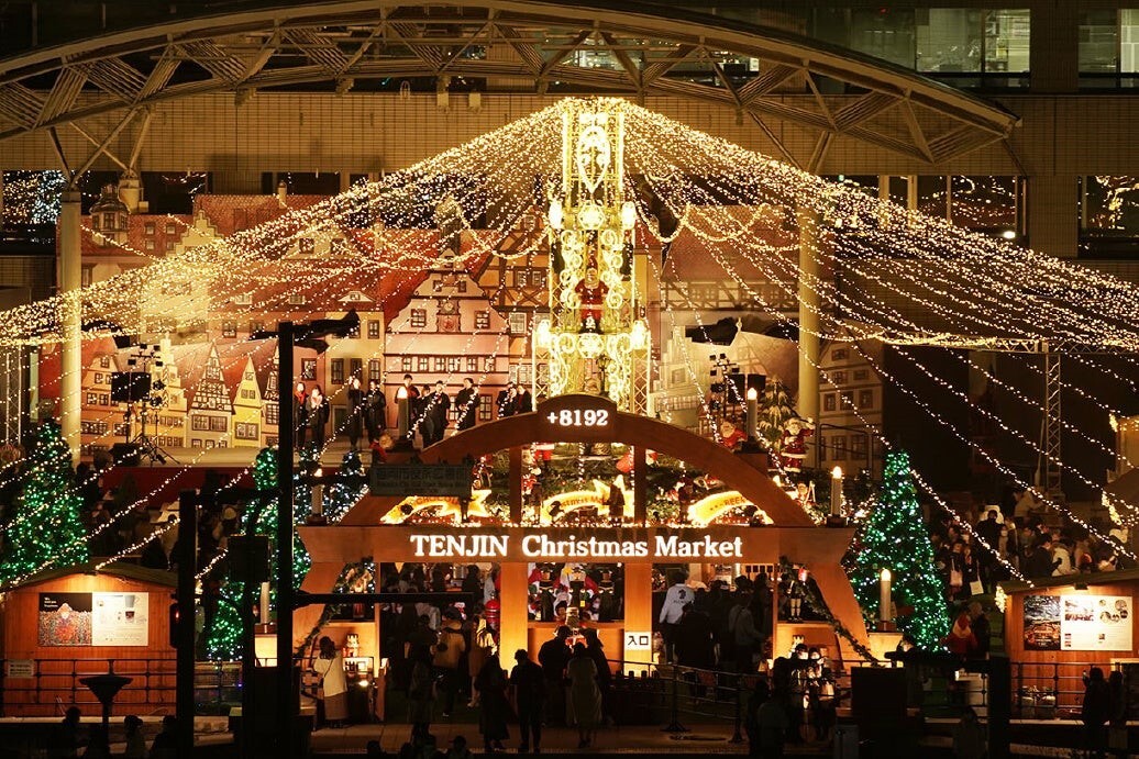 WonkaMovie_jp's tweet photo. ⋰
#ウォンカ が届ける
チョコレートクリスマス🍫🪄࿐⋆*
⋱

東京 大阪 福岡で
豪華クリスマス企画が実現🎩💫

♦ウォンカのチョコレートツリー
♦完全吹替版キャスト登壇イベント
♦オリジナルグッズ
♦フォトスポット　etc…

今年のクリスマスは
#チョコっとウォン活 で決まり🤎

⇩詳細🔍

【東京】
チョコレートの香り漂う…？
ウォンカのチョコレートツリーが登場🎄
📍COREDO室町テラス 大屋根広場
📅11/15(水)～12/25(月)

【大阪】
高さ𝟐𝟒mの巨大ツリーが登場！
チョコレートやウンパルンパなど...
可愛いオーナメントで彩ります🫶
📍ルクア大阪 東側壁面
📅11/1(水)～12/25(月)

【福岡】
「クリスマスアドベント」と夢のコラボ！
映画キャストによるスペシャルイベントなど
続報をお楽しみに…🎁
📍JR博多駅前広場、福岡市役所西側ふれあい広場ほか
📅11/6(月)～12/25(月)

https://t.co/QoENF5WqZI
『ウォンカとチョコレート工場のはじまり』
🎞𝟏𝟐.𝟖 𝑹𝒐𝒂𝒅𝒔𝒉𝒐𝒘