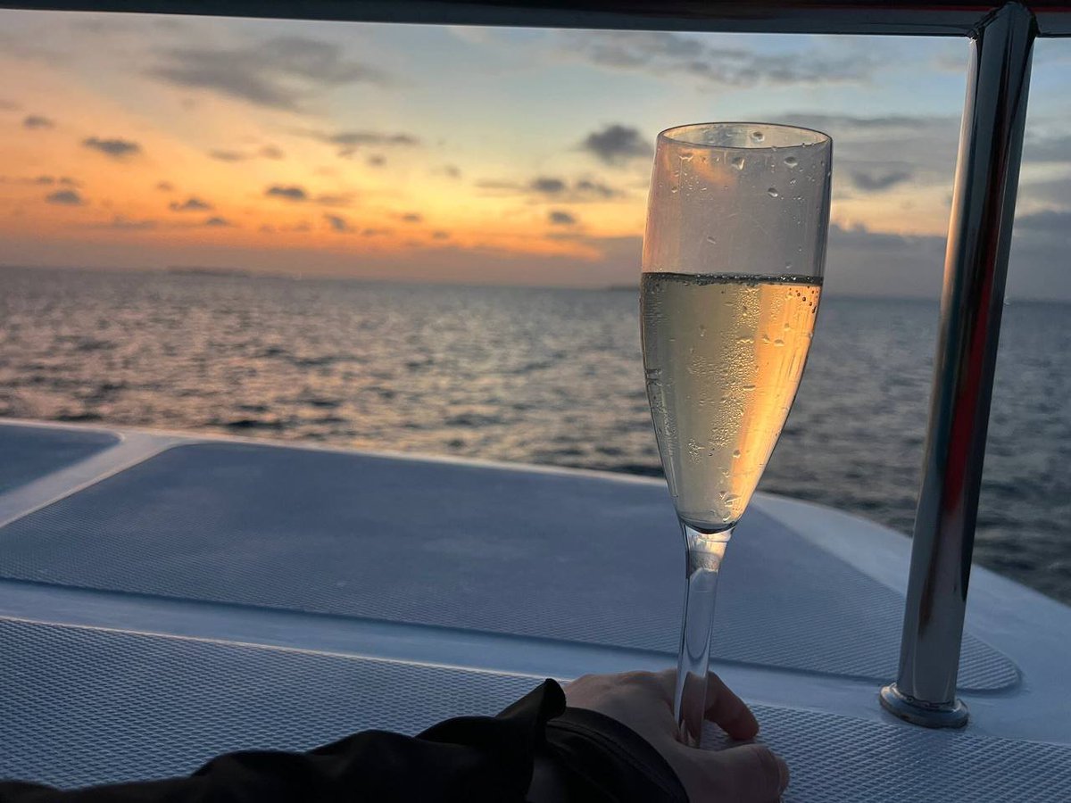 ramirezruby32's tweet image. The sea breeze caresses the cheeks, and the gentle ripples stir up the lake in the heart. Only the sea and I drink together.