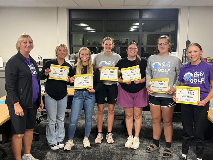 billbiermann1's tweet image. Recognized 4 of our girls fall sports at our BOE mtg last night with State qualifiers in golf, tennis, cross country, and volleyball #ghspride