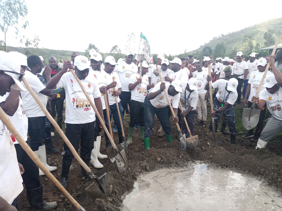 RutanaProvince's tweet photo. #Burundi @intwararumuri kuruyu wa Kabiri bari kumwe n'abenegihugu, babandanirije ibikorwa Rusangi muma Komine ya Mpinga-Kayove, Musongati, Rutana na Bukemba. Ahohose bakaba baterera imifuko 50 y'isima barungikanywe na Nyenicubahiro Umukuru w'Igihugu @GeneralNeva . https://t.co/90c7TYh3cD