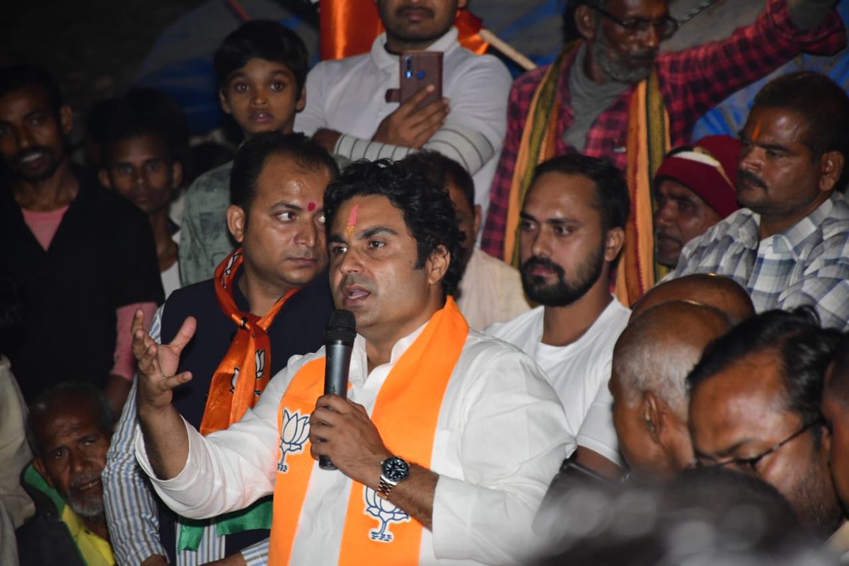 Siddh_vindhya's tweet photo. त्यौंथर विधानसभा के ग्राम बराह एवं कोनिया कला में विशाल नुक्कड़ सभा में उपस्थित उत्साही जनता जनार्दन को संबोधित किया।

लोग स्वप्रेरणा से भाजपा के साथ जुड़ते हैं, इसका कारण है सशक्त नेतृत्व और जन कल्याणकारी योजना!! 

सभी से भाजपा के पक्ष में मतदान करने की अपील की!!

@BJP4MP https://t.co/ZjV1d3oXqm