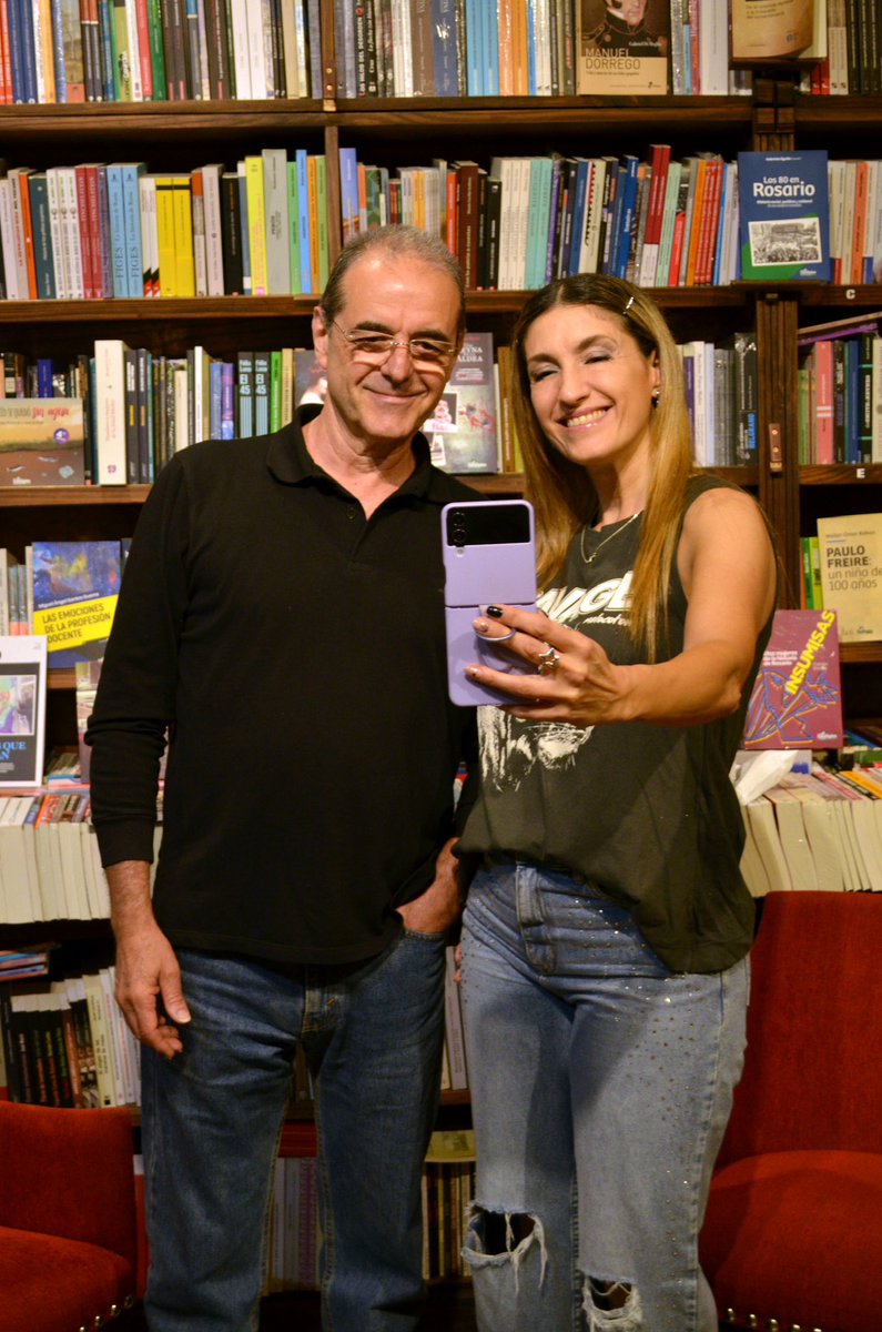 slmrosariotv's tweet photo. #AHORA AIRE EN @teleferosario 📺 

#MartesDeSLM, @Carocoscarelli junto a Jorge #Fandermole 🎸🎶

🔴 #FandermoleEnSLM https://t.co/cEua2ziqh6