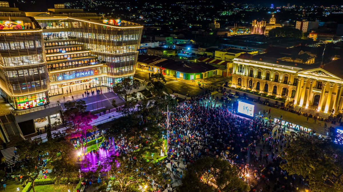 JuanMartir_'s tweet photo. Lleno total en la Plaza Gerardo Barrios, miles de Salvadoreños pendientes del presidente @nayibbukele. https://t.co/vdGwZoBAKF