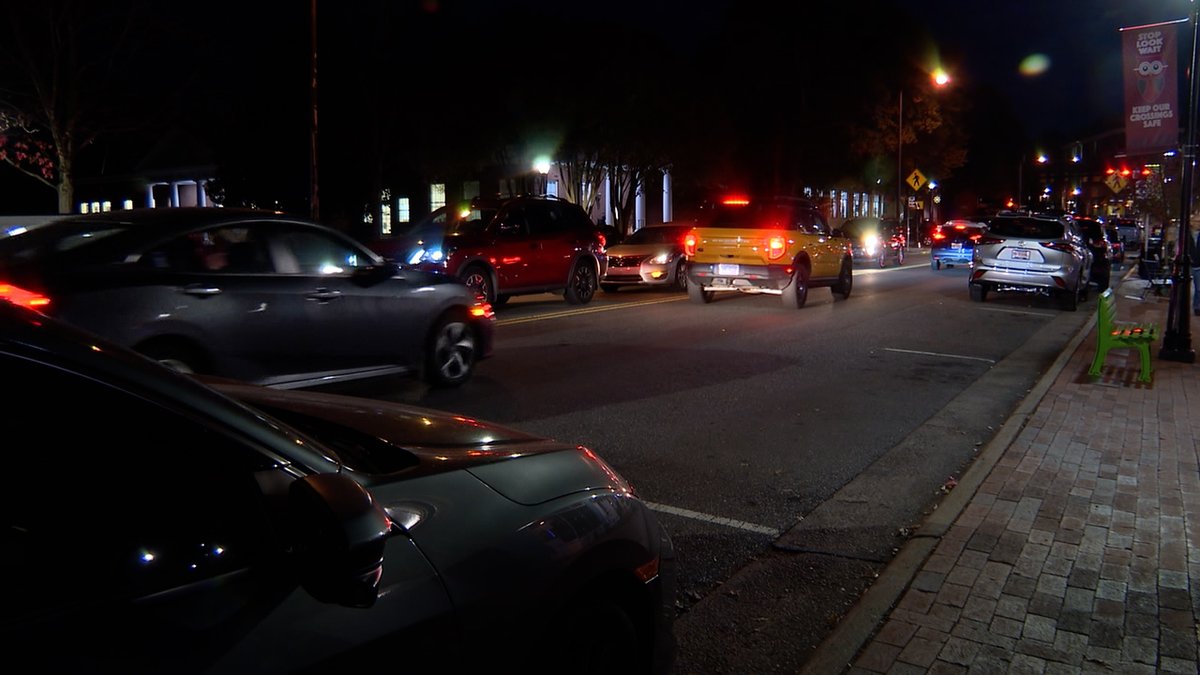 Queen_City_News's tweet photo. 'MORE ENJOYABLE' | Parking app could help ease parking headaches in downtown Davidson. 📲🚗
@MorganFrancesTV 

➡️https://t.co/5mLymBUNEf https://t.co/iNRDnJNOqZ