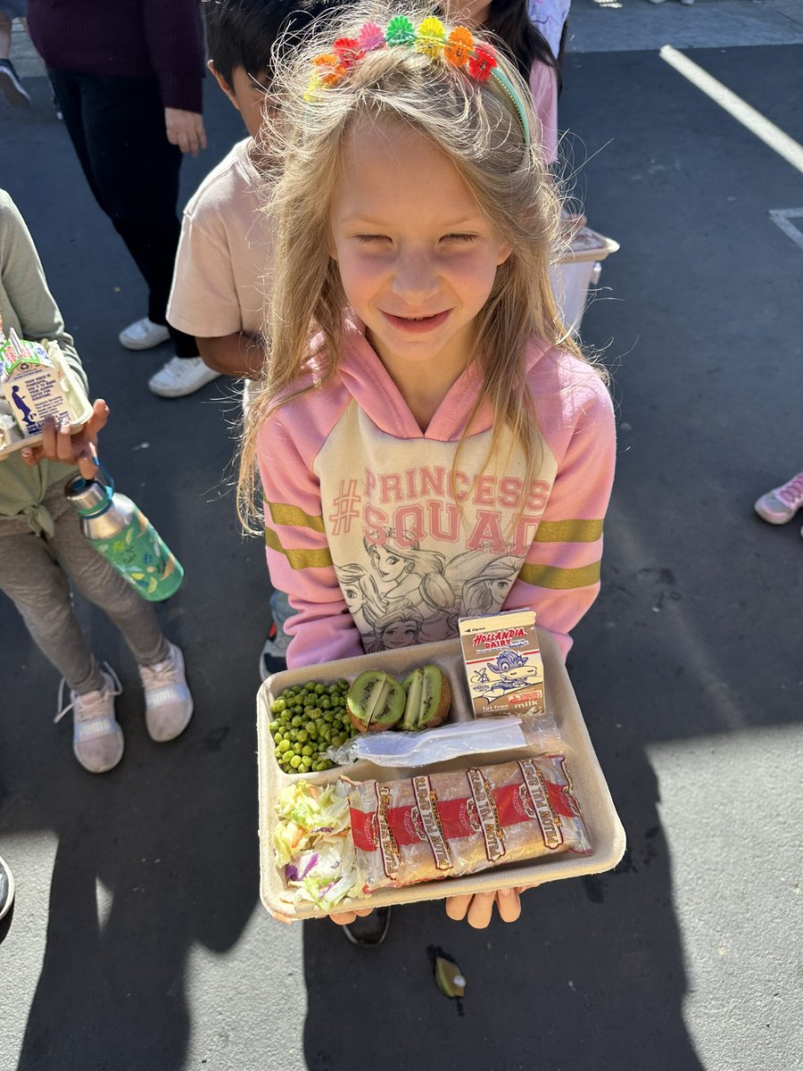 5⭐️meals served across Cajon Valley School District Daily, ✔️check out all those fresh option. 🥝🥗🫛