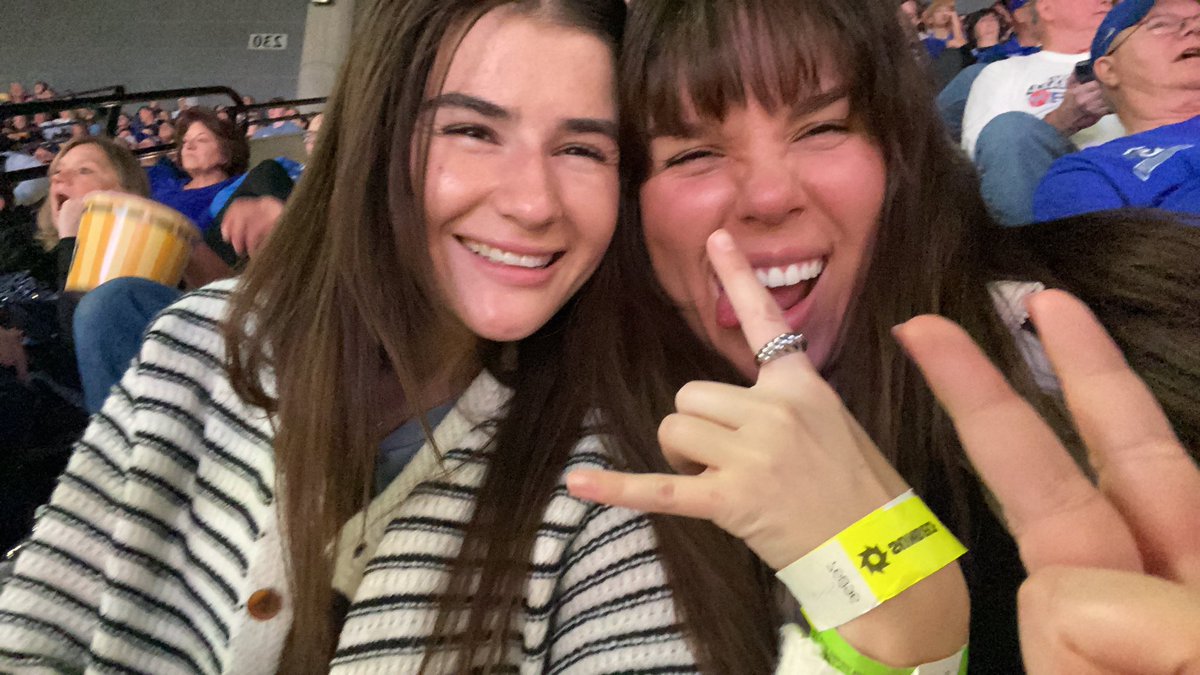 maybeuna's tweet photo. #gojays #letitfly #shessingle #bigscreen https://t.co/olXpeA9kBC