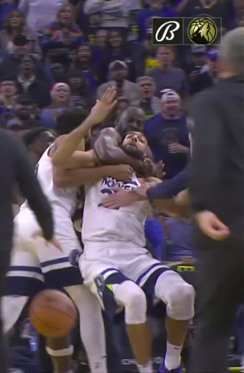 Draymond choking out Gobert for putting his hands on Klay was one of the most 'I wish he would' reactions I've ever seen #MINvsGSW