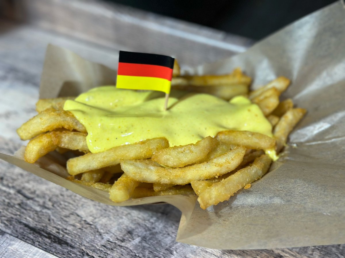 🥳 it‘s time for another menu showcase 🤩 

Have you guys had a chance to try our Pommes Frites with Curry Garlic Sauce? 🤤🔥

If you haven’t, it‘s about time! 🍟😋 

#wintervillage #bryantparkwintervillage #urbanspacemarkets #germanbratwurst #germandelights #pommesfrites #fries