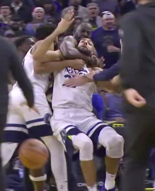 Steph when looking to initiate contact: no call. 
Literally anybody else: Flagrant 2 #MINvsGSW