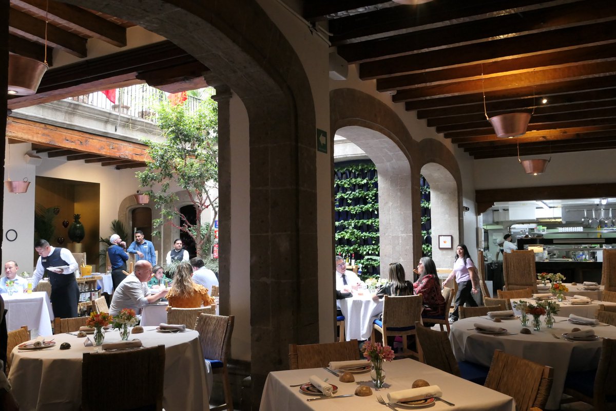 En Azulísimo, la tradición y la innovación se fusionan para ofrecerte una experiencia gastronómica única. Te esperamos en C. Venustiano Carranza #57, Col. Centro. 🌮🔥