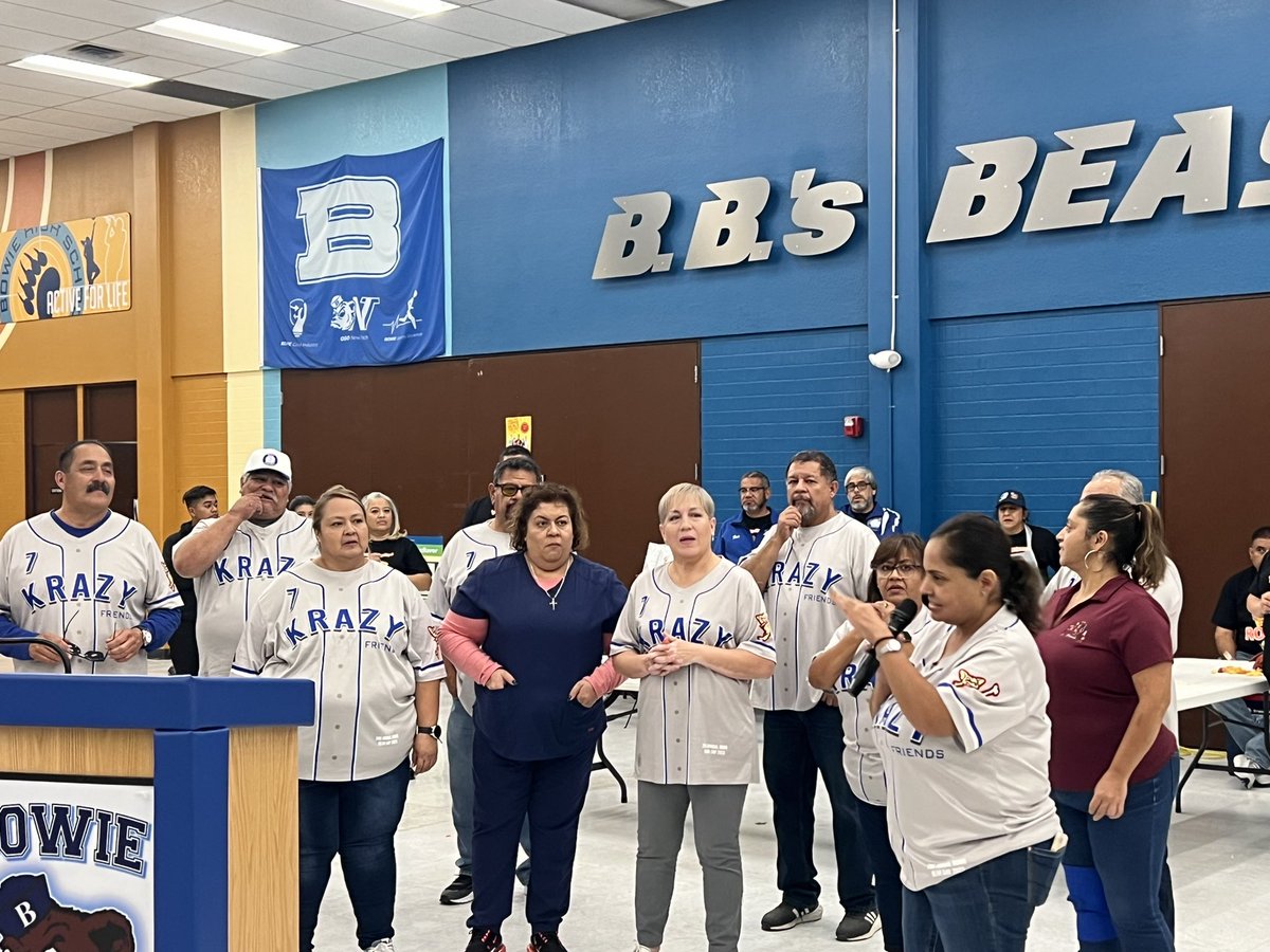 Community Homecoming dinner tonight @BowieHS_EPISD. Thank you to our 7 Krazy Friends Alumni group for putting this on. This year, they were joined by members of the Bowie Alumni Association, @BowieBearsFdn, and many other proud Bears. #ItStartsWithUs @ELPASO_ISD @mpazepzona