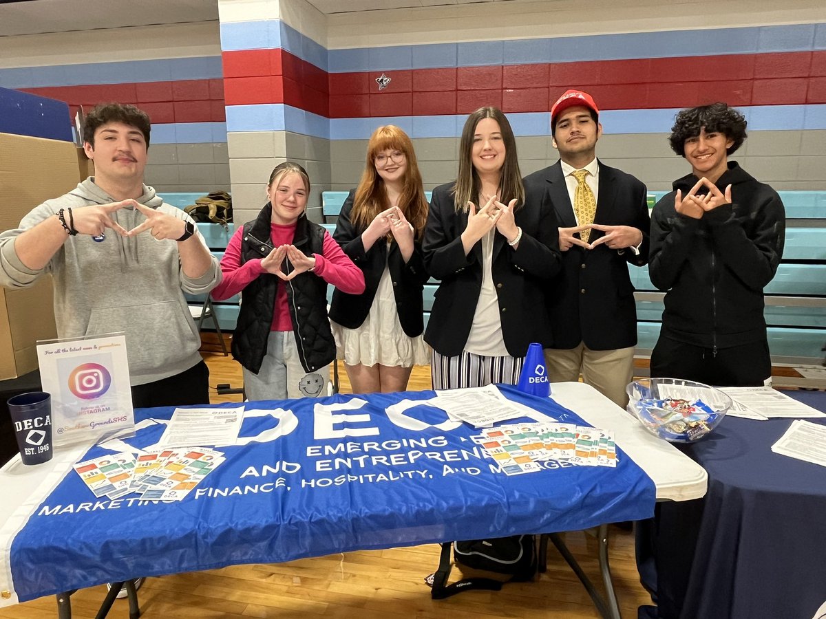 SouthsideDECA's tweet photo. Thank you to officers and marketing students who came to help with the elective and club fair! Y’all did an amazing job! https://t.co/VTWWOLU6JW