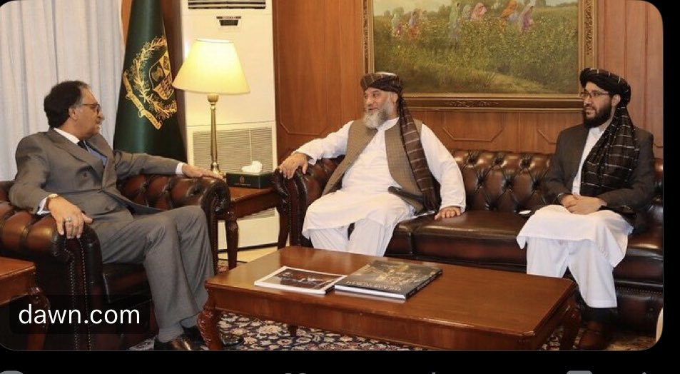afghan_centric's tweet photo. د افغانستان د سوداګرو بند مالونه او TTP؛
«ترهګري له ډوډۍ سره په تله کې»

#Afgan_Centric
د طالبانو د سوداګرۍ وزیر ته چې تازه د اسلام اباد په دوره بوخت دی، ددغه هېواد د بهرنیو چارو وزیر ویلي، چې د ترهګرۍ پرضد ګډه، جدي او همغږې مبارزه کولای شي د اقتصاد او تجارت ننګونې درکمې کړي.
د پاکستان دولت پلوه رسنۍ وایي ښاغلي جیلاني دا سړه خبره د طالبانو د تجارت وزیر د هغه غوښتنې په ځواب کې کړې چې په کراچۍ بندر کې د بندو سوداګریزو مالونو د خلاصون په تړاو یې کړې وه. له تېرو دریو میاشتو د کراچۍ په بندر کې د افغانستان ۵۰۰۰ لارۍ چې په سوداګریزو مالونو بار دي بې دلیله د پاکستان حکومت درولې دي. افغان سوداګر له دې درکه له سختو نقصانونو سره مخ شول او په افغانستان کې چې ژمی راروان دی عملاً د ځینو توکو قحطي ده. 
له پاکستان څخه د لسګونو زره افغانانو د راشړلو څپې سره هم مهاله د طالبانو د وزیر دا سفر له انتقادونو سره مخ شوی دی.
پاکستان ادعا کوي چې ټي ټي پي جنګیالي د طالبانو په لمن کې پټ دي او ددوی له خاورې او امکاناتو په استفادې په پاکستان کې بریدونه کوي. 
طالبان دا ډول تورونه ردوي او له امله یې پاکستان د افغان کډوالو راشړلو او تجارتي مالونو یرمته کولو تګلاره پرمخ اخستې ده.
په عامه سطحه د طالبانو او پاکستان پخوانیو ژورو اړیکو او تازه ناندریو د ابهام داسې فضا ایجاد کړې چې نیم خلک دې هرڅه ته د پاکستان د غلطو تګلارو د انجام په نظر ګوري خو ترنیم زیات دا هرڅه د پاکستاني استخباراتو او طالبانو ګډه ډرامه ګڼي.