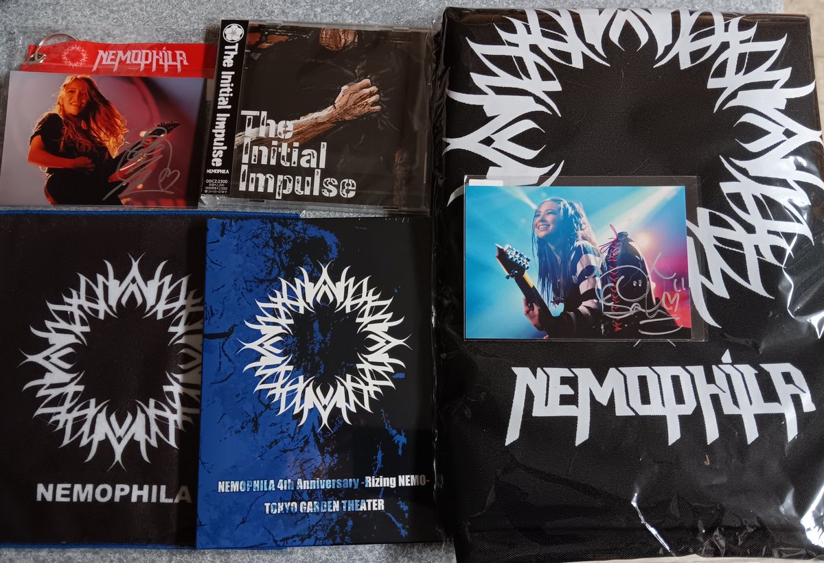 SamDinMO's tweet photo. When the sun started going down my spirits started rizing like Nemo when this was delivered! Even scored pictures of my favorite guitar duo! 🎸🎸🤘🤘🔥🔥

#NEMOPHILA
@NEMOPHILA_band 
#rizingnemo
#theinitialmpulse https://t.co/dbtmG3tEkM