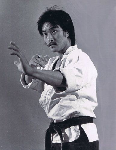 multversogeek's tweet photo. C.S. Lee entrou para o elenco da 6ª e Última temporada de COBRA KAI como Mestre Kim Sun-Young, personagem originário de Karatê Kid!
Ele faleceu na narrativa e só deu as caras em flashback, e não é certo se será assim novamente.
Via (@DEADLINE )
#CSLee #CobraKai #CobraKaiSeason6 https://t.co/3iLv3wRlGp