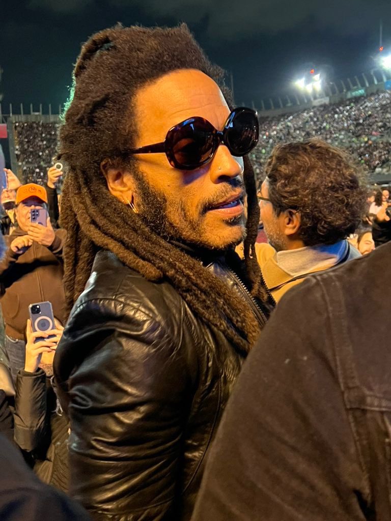 Adela_Micha's tweet photo. ¡Como simple mortal! El cantante Lenny Kravitz está en el Foro Sol de la Ciudad de México para ver a Paul McCartney https://t.co/M97bRMcfEI