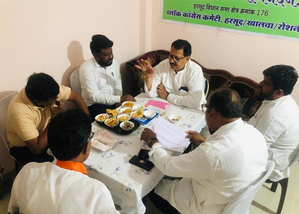 SanjaySDutt's tweet photo. Met Party functionaries of #Harshud Assembly at #Khalwa to review our ongoing campaign and preparations for the voting day.
Our cadre is fully charged-up and confident of #Congress victory. https://t.co/dXR5fIDcRS