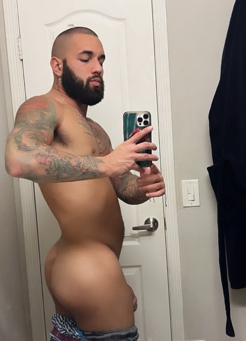 What do you want? 🍆 or 🍑 https://t.co/0uPcTIBv6n<a href="/tag/moo"class="tags"><span>#moo</span></a>