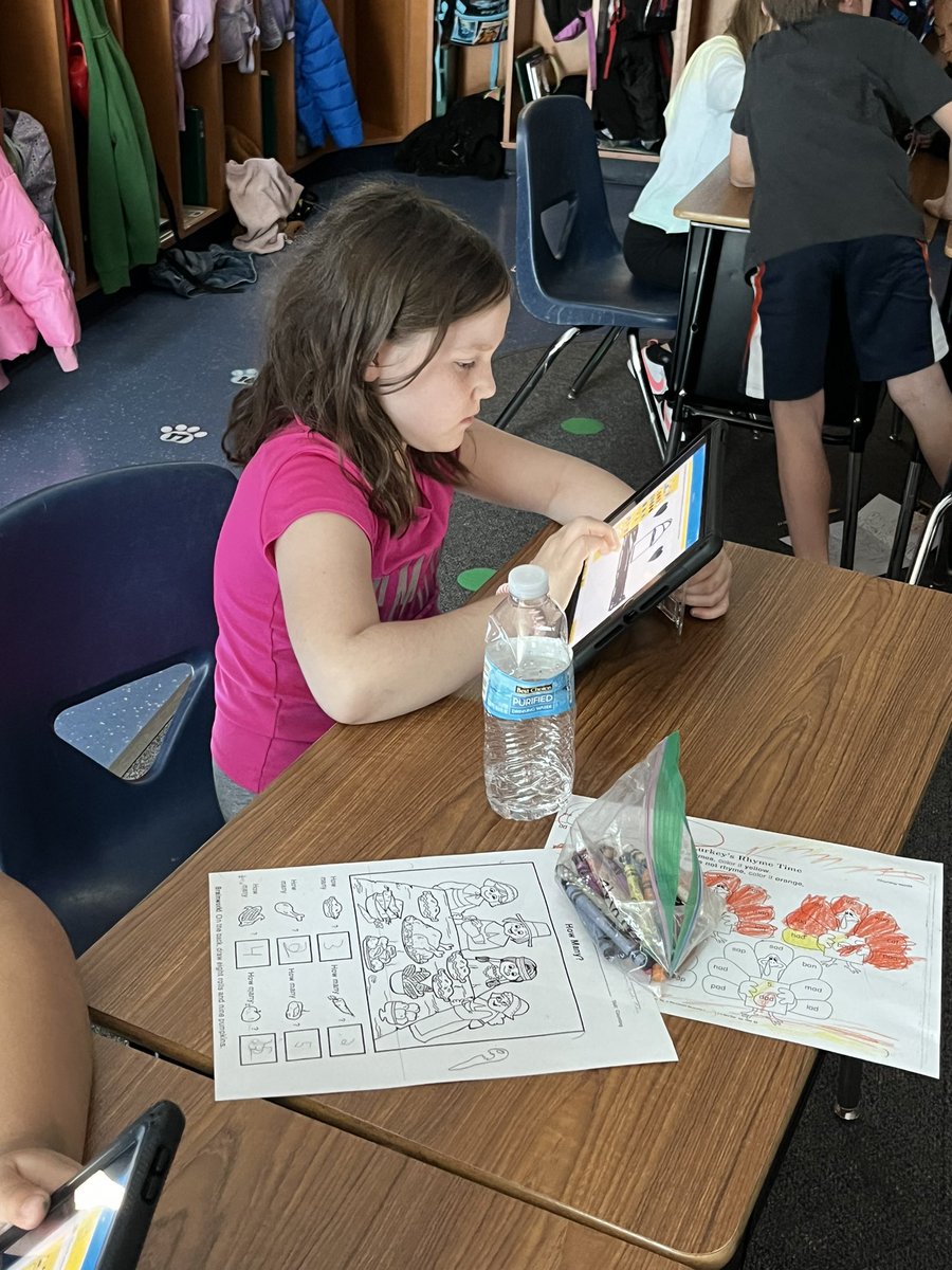 Designed our own Pueblo pottery this afternoon. Each design was creative and one of a kind. #TrustyHuskies