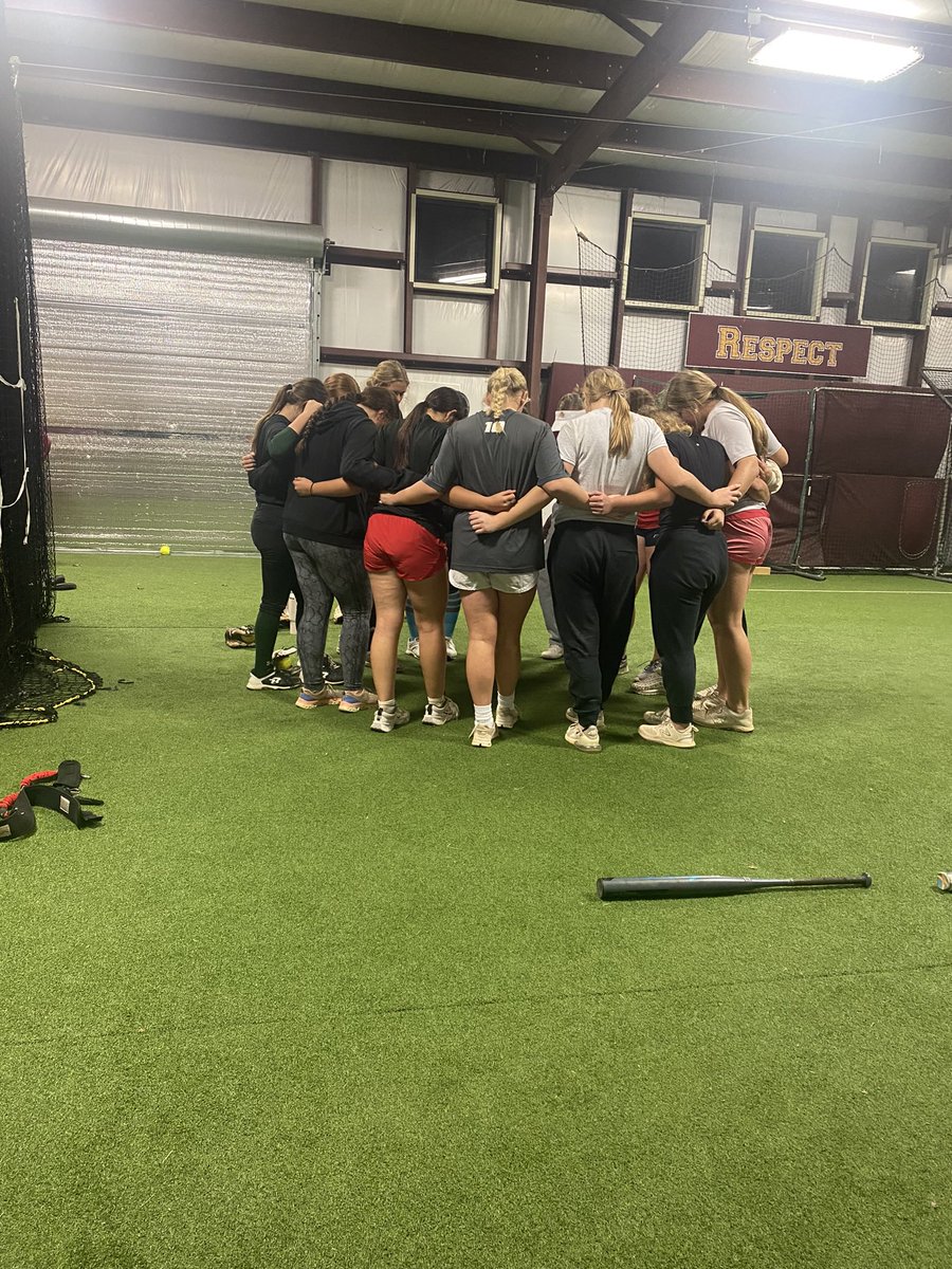 stacyface98's tweet photo. McKinlee had an awesome first pitching lesson today with @CoachMeeks_PRCC and learned a lot of things that will help her. She stepped out of her comfort zone and before we even left the facility she told me she couldn’t wait to come back! @coachjoerankin @gcwsoftball https://t.co/ZpVdiklZpd