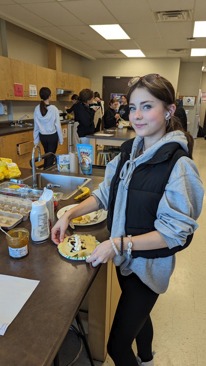wfdlandry's tweet photo. Jour 2 : Atelier de crêpes 👨‍🍳
For a second day Gr. 10 French students @MedwayHS had the chance to try making crepes for our "Bon Appétit!" unit 🥚🧈🥛🍓🍌🍫🍋 https://t.co/COeyYKQx0R