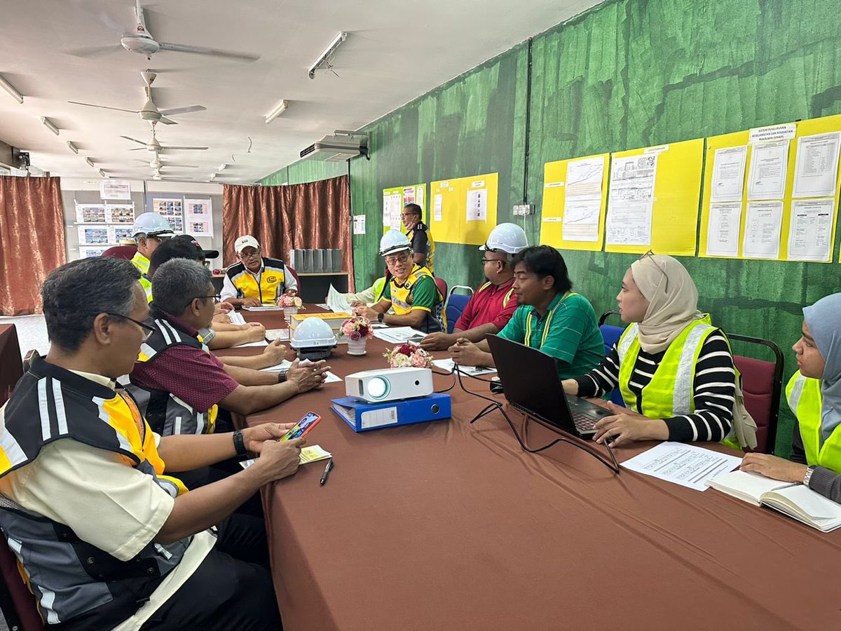 15.11.23- Lawatan Kerja PKCJ <a href="/IEsa2018/">IbrahimEsa2018</a> ke Projek Membina Jejantas Pjln Kaki Di Sk Telok Kechai,Alor Setar, Kedah utk memantau kemajuan kerja di tapak.Turut hadir sama PPKJ <a href="/rozitams1/">rozitams 🇲🇾</a>,PKJJ <a href="/Sharip73415059/">Sharip</a>,HOPT &amp; HODT. 
<a href="/irahmadredza/">Ahmad Redza Ghulam</a> <a href="/NasriZulkipli/">zulkipli nasri</a> <a href="/IPJKR_Official/">JKR Malaysia Rasmi</a> <a href="/moworksmy/">Kementerian Kerja Raya Malaysia</a>