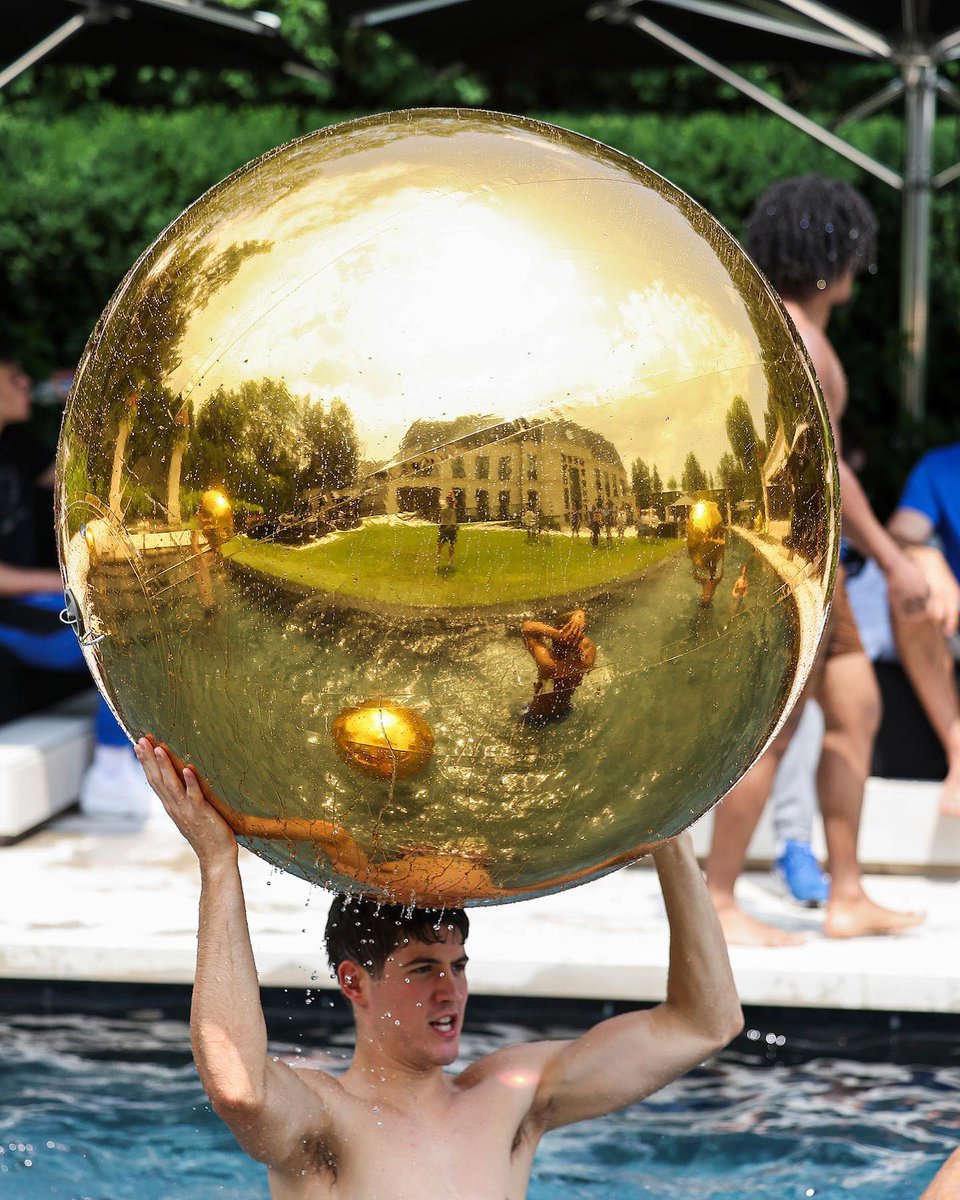 BarstoolUK's tweet photo. Reed putting BBN on his shoulders like https://t.co/qRxvC9CM4s