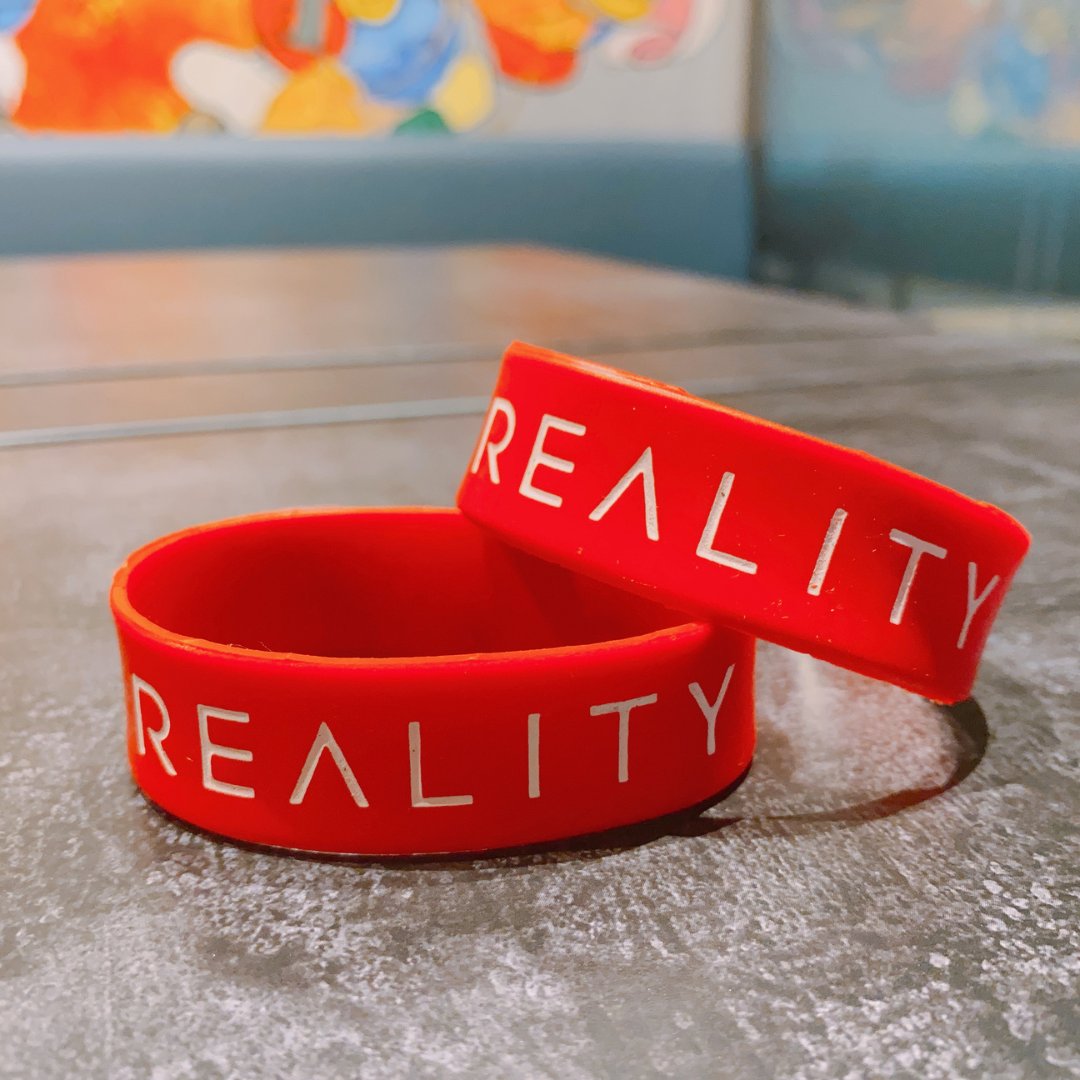 REALITY_app's tweet photo. ／
REALITY CON 2023 in Tokyo
開催記念キャンペーン！🎊
＼  
開催まであと10日⚡
リストバンド&amp;アバターアイテムを
抽選で30名様にプレゼント✨ 

🎁応募方法
①XとREALITYを連携する 
②@REALITY_app をフォロー 
③この投稿をリ���スト  

11/19 23:59〆切

▽チケット購入
https://t.co/YMEJD2ldN2 https://t.co/VDuwTqoSJl