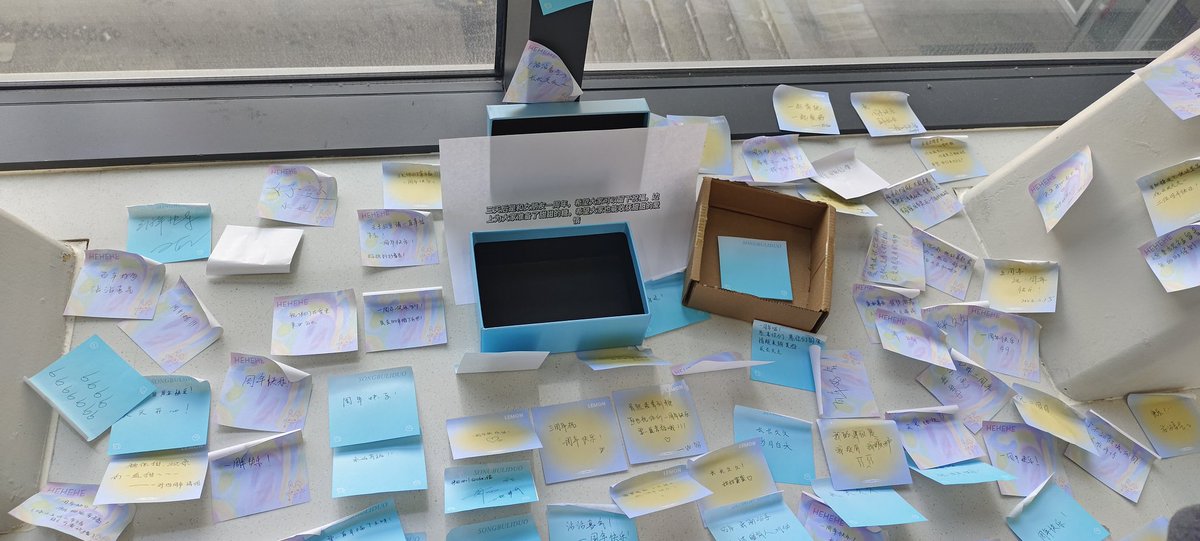 wsdwl's tweet image. 大学路边经常见到这个，以糖换祝福
在这种时候，经常能感到陌生人之间的善意与温暖，人与人之间的联系又有如回到了高中校园
#随笔