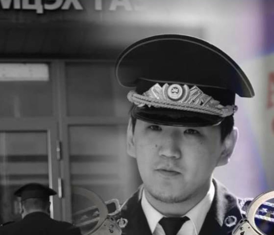 ЭЦА-ны Кибер гэмт хэрэгтэй тэмцэх хэлтсийн эрүүгийн мөрдөгч ахлах дэслэгч Г.Тэмүүлэн нь цахим мөрийтэй тоглоом ажилуулдаг хүмүүсээс тогтмол их хэмжээний авлигал авдаг бсан нь баригдаж.