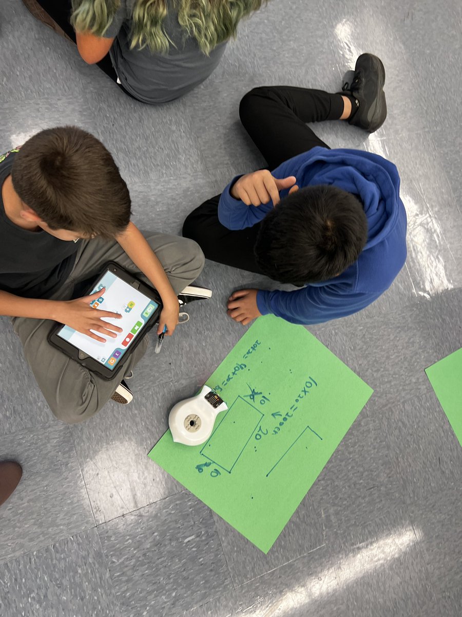 mrs_lmunoz's tweet photo. These kiddos did a great job applying their knowledge of area and perimeter to shapes drawn with @birdbraintech Finch! Thanks @mrs_ashleyholle for the opportunity! #CSinCSD https://t.co/ROXHfZevF0
