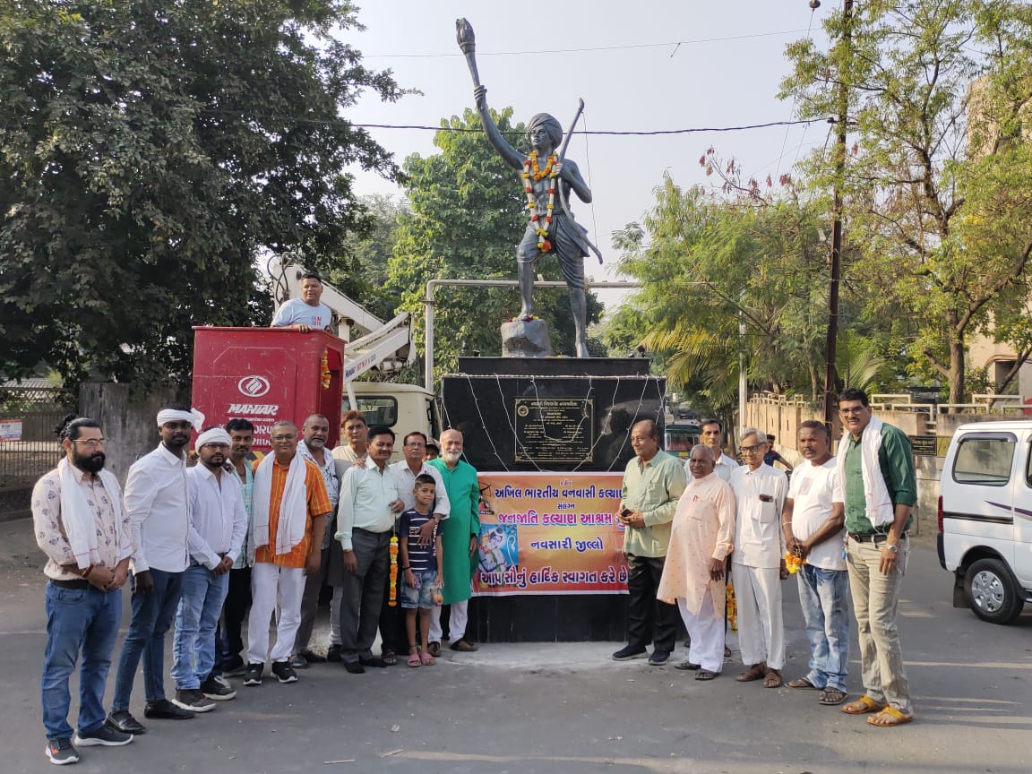 गुजरात के अनेक स्थानों पर भगवान बिरसामुण्डा को माल्यार्पण, शोभायात्रा एवं अन्य कई उपक्रमों से जनजातीय गौरव दिवस को श्रद्धा एवं स्वाभिमान से मनाया जा रहा है।  #हमारे_भगवान_बिरसा #JanjatiyaGauravDivas