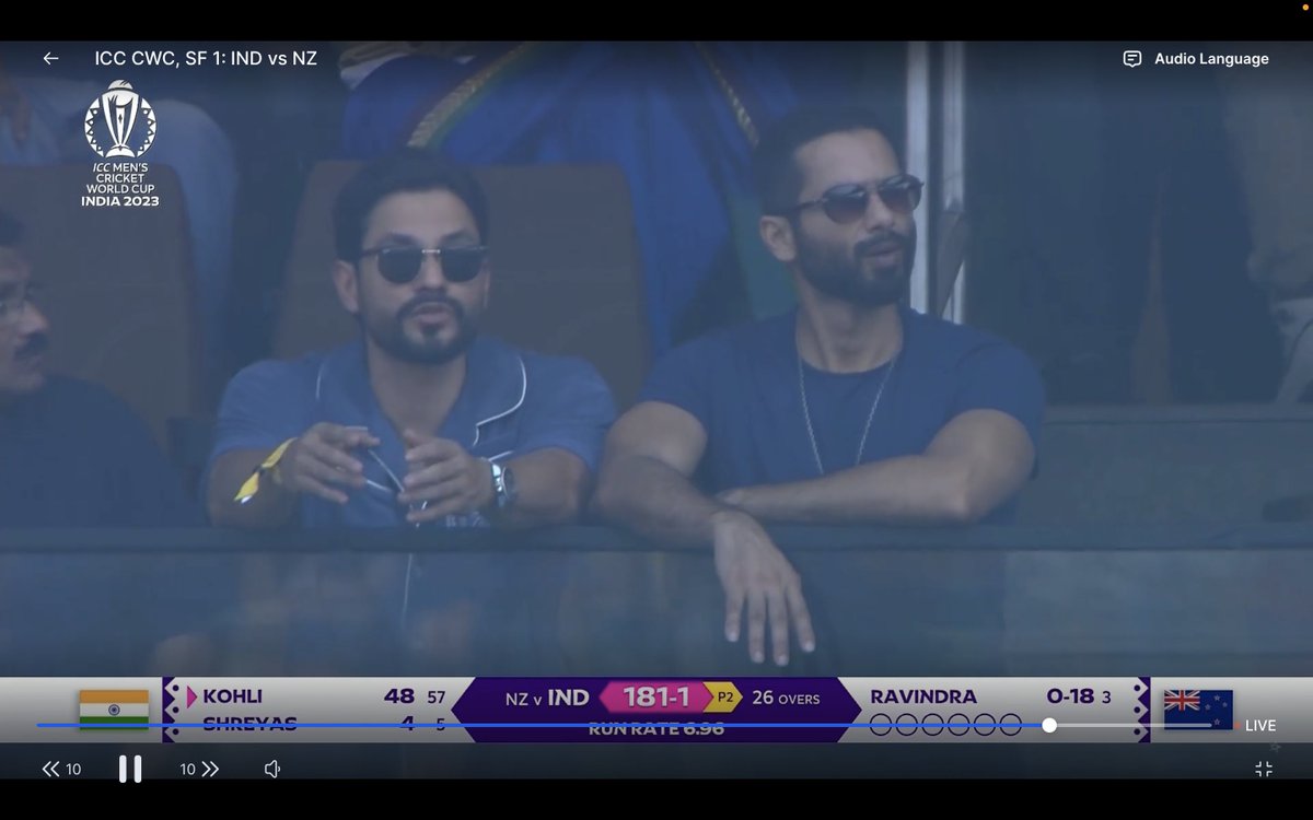 Shahid Kapoor and Kunal Khemu in stand to watch India's victory over New Zealand.

#INDvsNZ #INDvNZ #ShahidKapoor #KunalKhemu