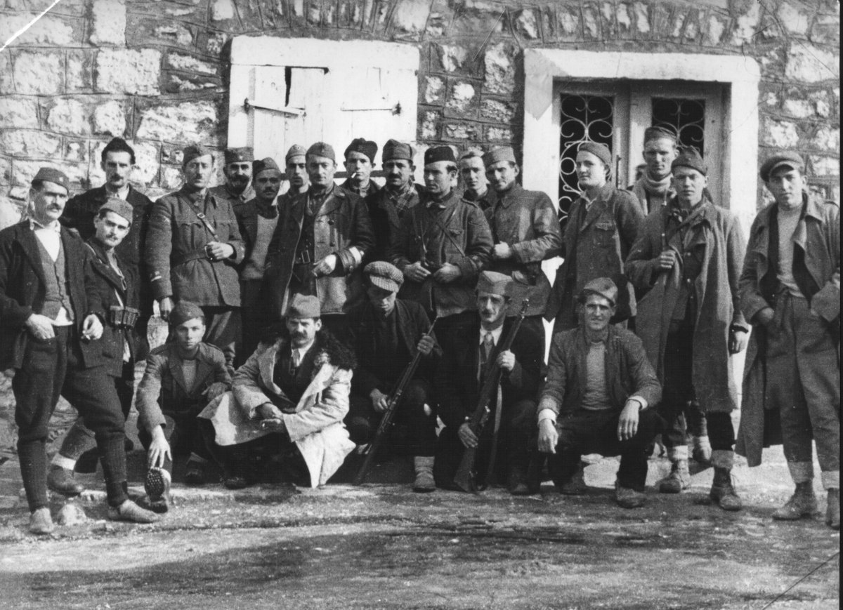 CDT_CrnaGora's tweet photo. #80god
15-16.11.1943.

U Kolašinu je održano Prvo zasjedanje Zemaljskog antifašističkog vijeća narodnog oslobođenja Crne Gore i Boke. U prisustvu 544 delegata/-kinja, ZAVNO je formiran kao najveći organ narodne vlasti. Odlučeno je: „da se sve narodne snage stave u službu fronta; da izdajničkoj izbjegličkoj vladi ne može biti više povratka na vlast; da sam narod treba da demokratskim putem odluči o svojoj sudbini i državnom uređenju; da svi ratni zločinci budu izvedeni pred narodni sud; da narodnooslobodilački odbori predstavljaju istinsku demokratsku narodnu vlast, koja najbolje odgovara potrebama narodne borbe protiv porobljivača i izdajnika; da najbolji oblik ujedinjenja i bratske zajednice južnoslovenskih naroda jeste stvaranje slobodne demokratske federativne Jugoslavije, u kojoj bi Crna Gora imala ravnopravan položaj“. Izdat je Proglas crnogorskom narodu koji su potpisali svi članovi Izvršnog odbora, vijećnici i delegati. Odabrano je 118 vijećnika/-ca ZAVNO Crne Gore i Boke i 11 vijećnika i 11 zamjenika za Skupštinu AVNOJ-a koja će se održati u Jajcu 29-30. novembra 1943.