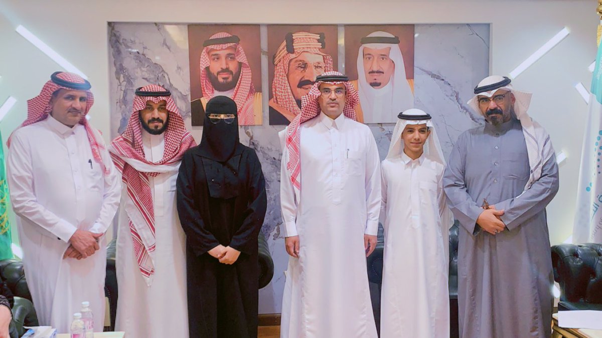 MOE_TIF's tweet photo. مدير #تعليم_الطائف يكرم الطالب يزن المالكي من مدارس الشافي الأهلية، والطالبة ريم الفطيس من مجمع الشيماء بنت الحارثي؛ لمشاركتهما ضمن الوفد السعودي المشارك في مسابقة المهارات الروسية 2023م، المقامة في روسيا خلال الفترة 22-29 نوفمبر 2023م؛ وذلك نظير تميزهم في الملتقى العلمي الصيفي الذي أقيم في مركز الطائف العلمي، والمدير العام يشيد بجهود الطالب والطالبة وتمثيلهم لتعليم الطائف خير تمثيل، مؤكدًا أن هذا الإنجاز  يُضاف إلى سلسلة الإنجازات التي حققتها الإدارة في عدد من المجالات على المستويين المحلي والعالمي، كما أشاد بجهود الأسرة والمدرسة والمدربين في البرنامج.
بحضور المساعد للشؤون التعليمية