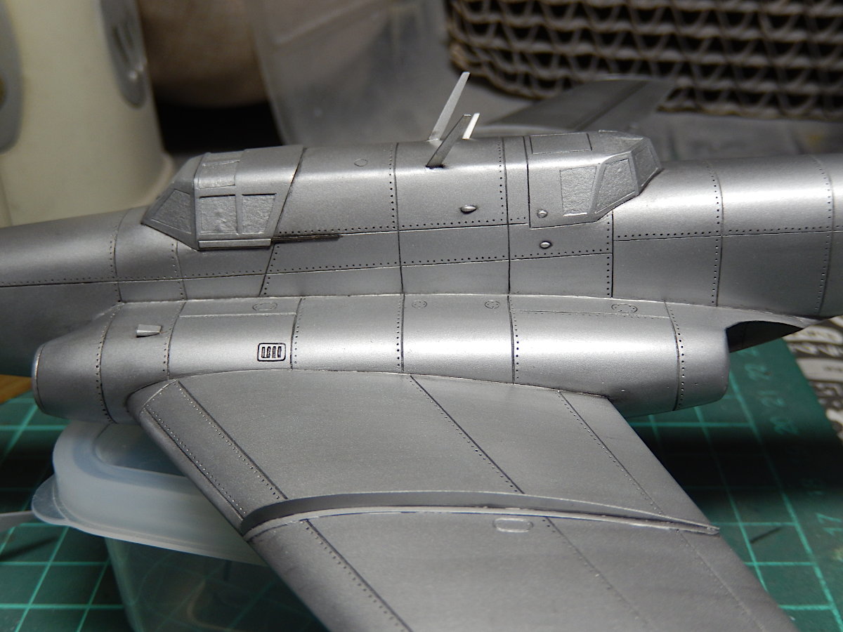 gorimodeler's tweet photo. クドくなるのは覚悟でブラックでスミ入れしましたが、しばらくして冷静に見てみると、やっぱりクドかった😖
ぺトロールを含ませた筆で溶かして、パネルラインのスミを気持ち薄めました。
そっか、最初からスミ自体をスモークで薄めておく手もあったなあ...。
#SAコン
#Amodel
#IL40 https://t.co/EHgbKNvWMh