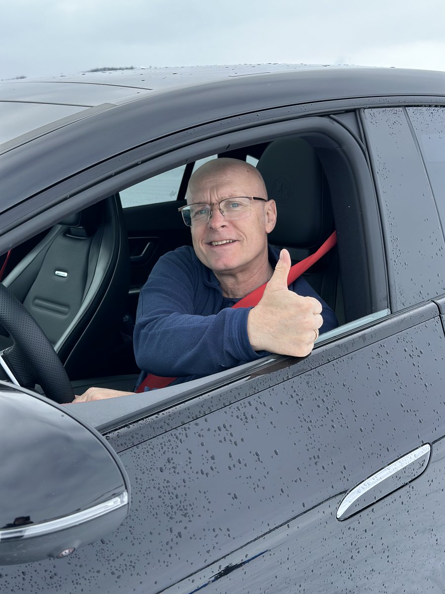 - Det er du som kjører bilen, ikke bilen som kjører deg, sier bilsportsutøver Tommy Rustad. I samarbeid med Tommy har vi laget filmer om hvordan du kjører trygt på vinterføre. Disse vil gå i sosiale media gjennom hele vintersesongen. Filmene ser du her: vegvesen.no/vinterkjoring