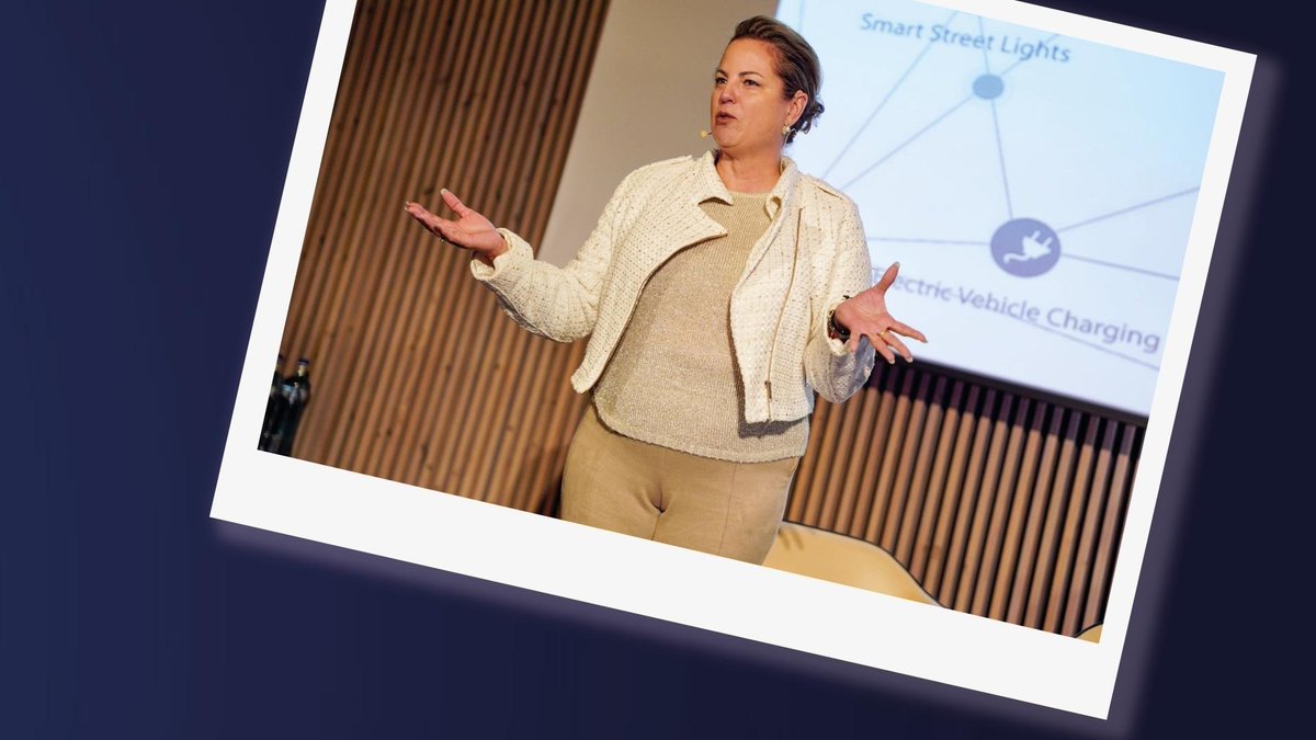 CambraBCN's tweet photo. Com encetar amb èxit la transformació digital des d'un negoci?
💬 Segons @olsonurtecho, un dels primers passos és fer partícips els treballadors de les empreses i fomentar-ne l'especialització.
#IXD23 https://t.co/ykdjcBEG2O