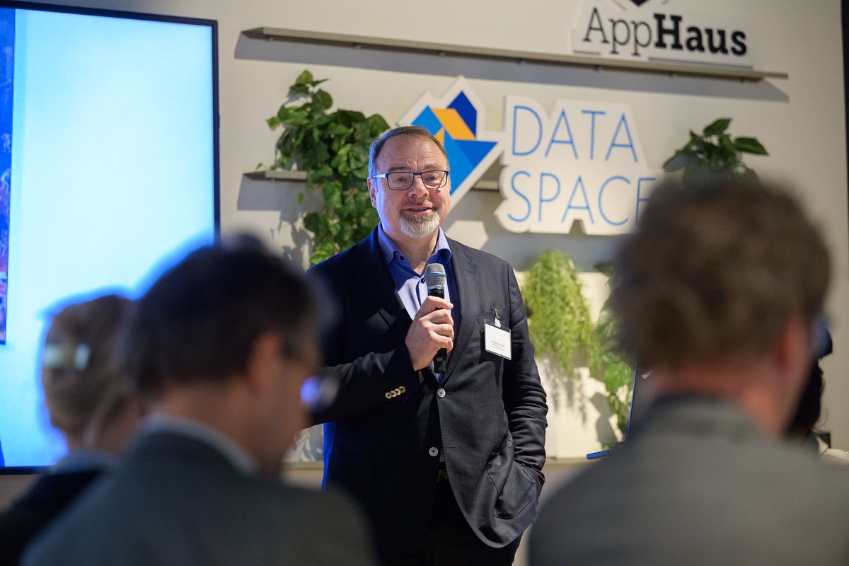 SPRIND's tweet photo. Die ersten Ergebnissen aus dem  Pilotprojekt ‚IP-Transfer 3.0 – Neue Wege im IP-Transfer‘ wurden am 14.  November in Berlin vorgestellt: https://t.co/KRNnp21Ily https://t.co/CBzjyFMzoD