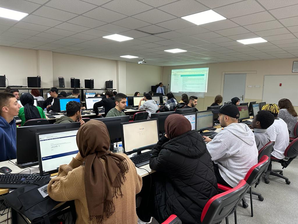 okakalkinma's tweet photo. 📌OKA'dan Dış Ticaret Öğrencilerine Hedef Pazar Eğitimi 

Dış Ticaret Destek Merkezi hizmetleri kapsamında Samsun YDO uzmanları tarafından @Amasyauniv Sosyal Bilimler MYO Dış Ticaret Bölümüne "İhracatta Hedef Pazar Belirleme Kriterleri" Pratik Bilgiler Eğitimi verildi

@TCSanayi https://t.co/ZyCkTj5raZ