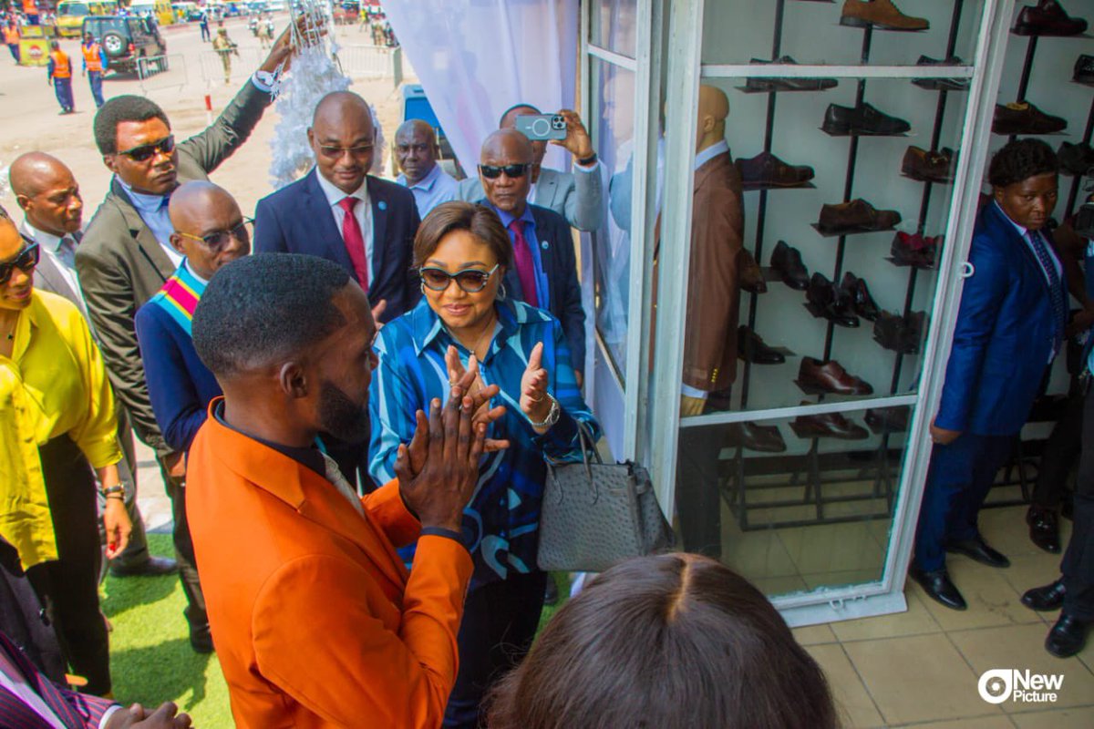 el_confortDMB's tweet image. J'ai pu concrétiser le rêve que j'avais,grâce à la très distinguée 1ere dame @DeniseNyakeru Merci pour tout  maman 🙏🏾
Eloko bozelaki eye 🔥
Kinshasa av/Huillerie croisement kabinda en face de la boulangerie pain victoire.
Qui sera le prochain à signer ✍️ notre livre d'or?