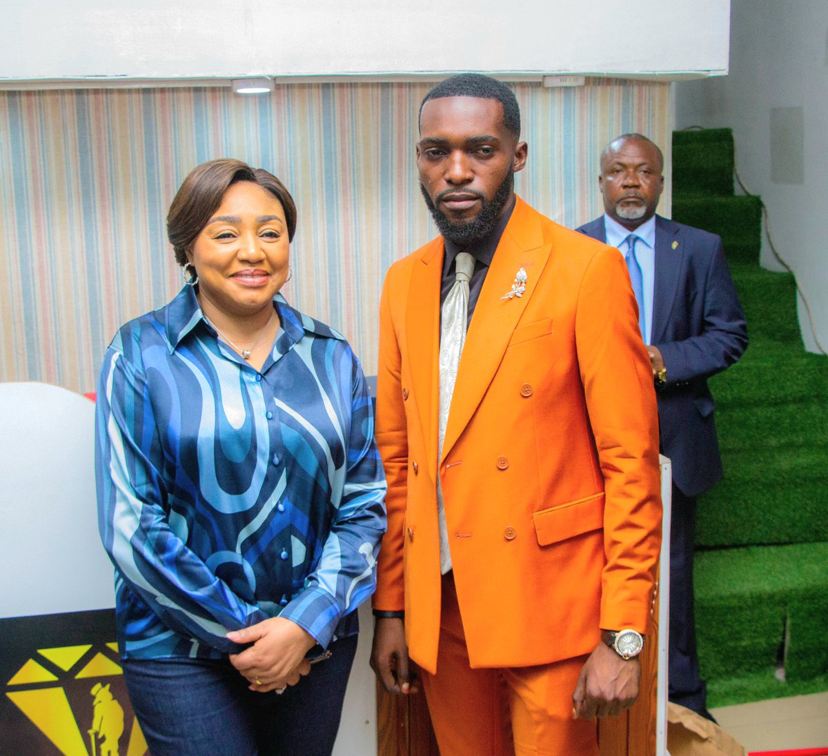 el_confortDMB's tweet image. J'ai pu concrétiser le rêve que j'avais,grâce à la très distinguée 1ere dame @DeniseNyakeru Merci pour tout  maman 🙏🏾
Eloko bozelaki eye 🔥
Kinshasa av/Huillerie croisement kabinda en face de la boulangerie pain victoire.
Qui sera le prochain à signer ✍️ notre livre d'or?