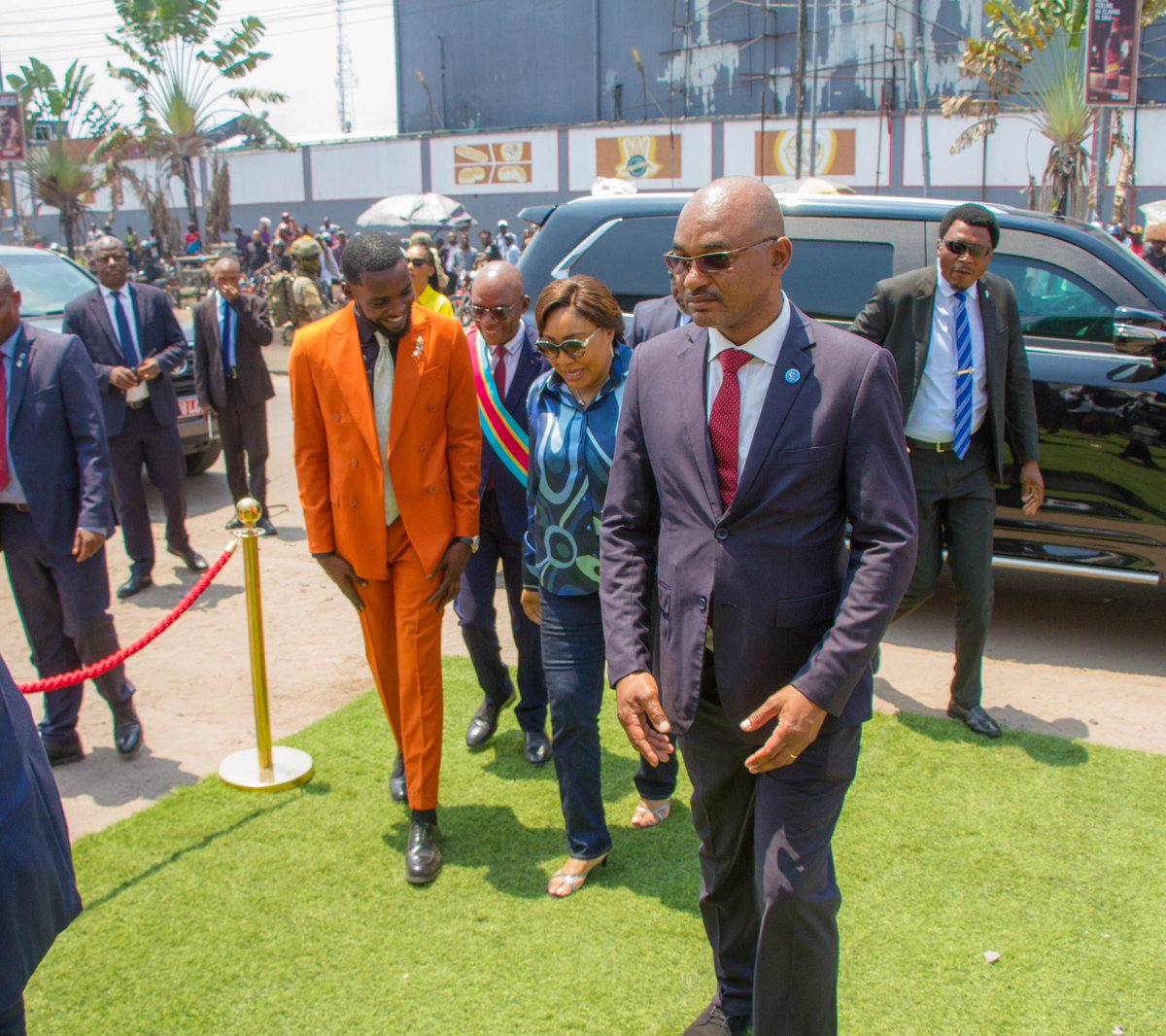 el_confortDMB's tweet image. J'ai pu concrétiser le rêve que j'avais,grâce à la très distinguée 1ere dame @DeniseNyakeru Merci pour tout  maman 🙏🏾
Eloko bozelaki eye 🔥
Kinshasa av/Huillerie croisement kabinda en face de la boulangerie pain victoire.
Qui sera le prochain à signer ✍️ notre livre d'or?