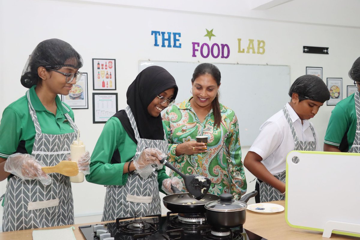 Ministry of Education (@moedumv) on Twitter photo ސްކޫލުތަކުގައި ވޮކޭޝަނަލް އެޑިޔުކޭޝަންގެ ތަޢުލީމު ދިނުމަށް ޤާއިމުކުރާ ލެބްތަކުގެ ތެރެއިން އަމީނިއްޔާ ސްކޫލުގައި ޤާއިމުކުރި ލެބް ހުޅުވުމަށް ބޭއްވި ރަސްމިއްޔާތު. މި ރަސްމިއްޔާތު ޝަރަފްވެރިކޮށްދެއްވާ، ލެބް ހުޅުއްވައިދެއްވީ މިނިސްޓަރ <a href="/aisthly/">Aishath Ali</a> ސްކޫލުތަކުގައި ވޮކޭޝަނަލް އެޑިޔުކޭޝަންގެ ތަޢުލީމު ދިނުމަށް ޤާއިމުކުރާ ލެބްތަކުގެ ތެރެއިން އަމީނިއްޔާ ސްކޫލުގައި ޤާއިމުކުރި ލެބް ހުޅުވުމަށް ބޭއްވި ރަސްމިއްޔާތު. މި ރަސްމިއްޔާތު ޝަރަފްވެރިކޮށްދެއްވާ، ލެބް ހުޅުއްވައިދެއްވީ މިނިސްޓަރ <a href="/aisthly/">Aishath Ali</a>