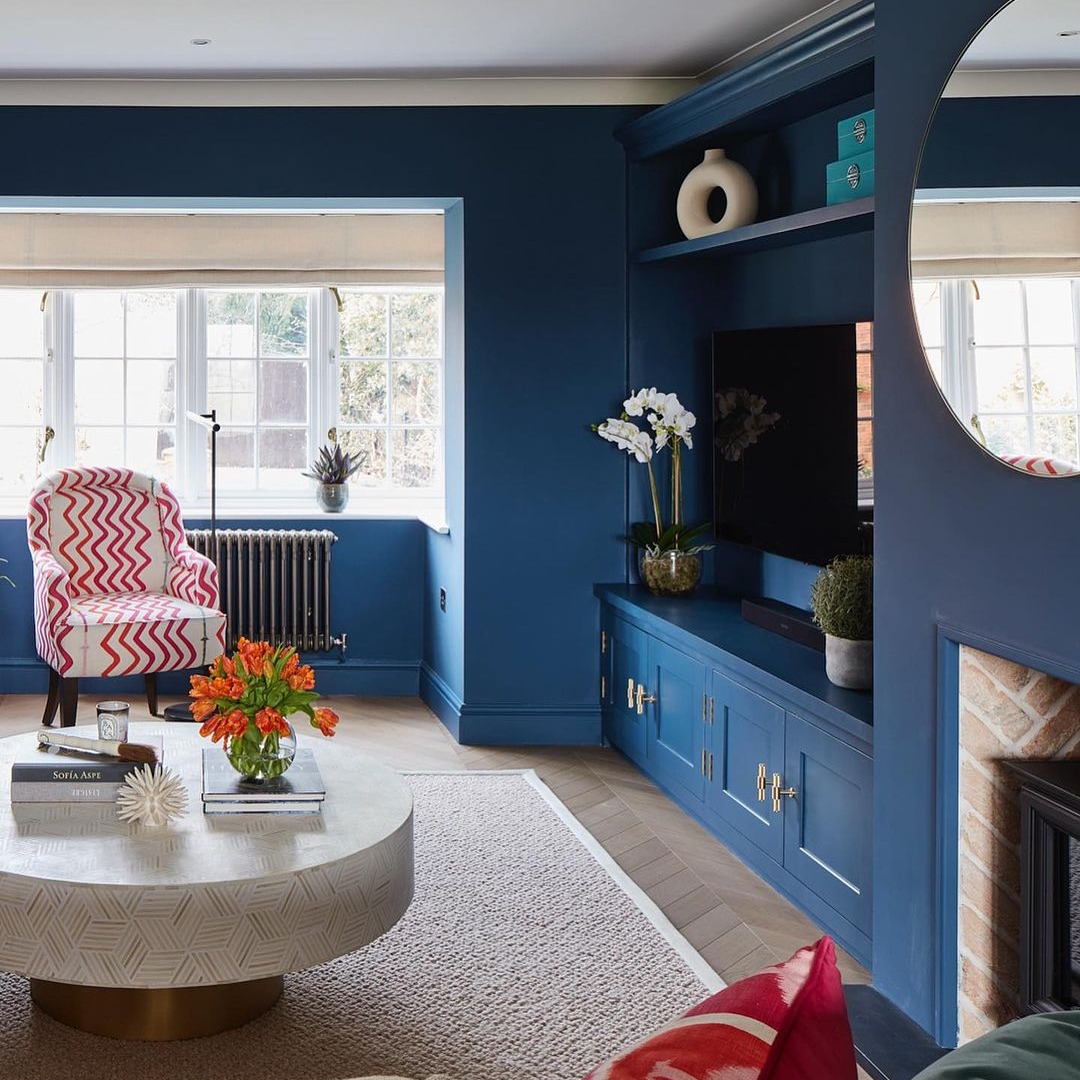 No time for autumn blues. A place where the family gathers in the evening, the living room brings together the rich blue cabinets and walls with our wool rug from the Snug collection.  crucial-trading.com/rug-builder/# Interior design by Bayswater Interiors #livingroomdecor #bespokerug