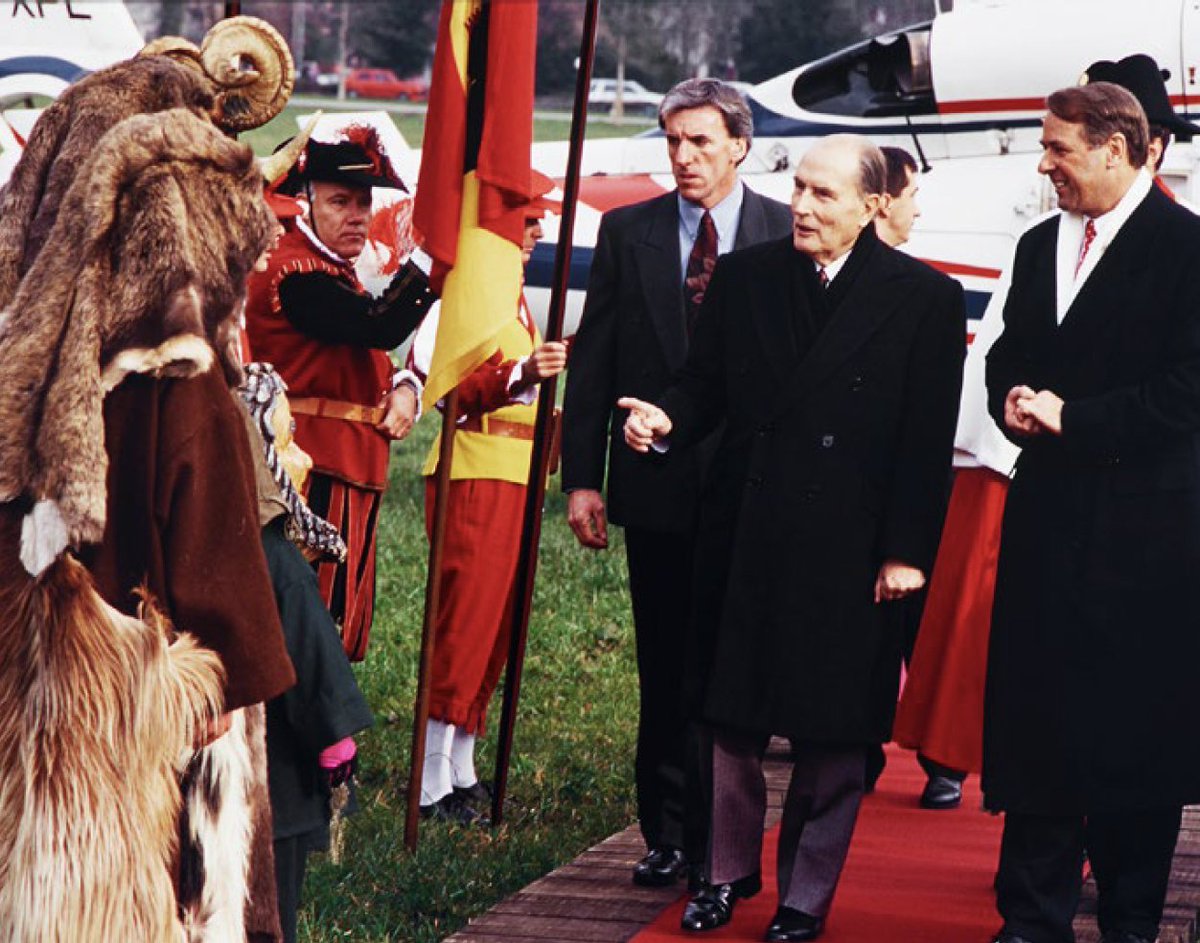 Le Conseil fédéral accueille aujourd’hui <a href="/EmmanuelMacron/">Emmanuel Macron</a>. Il y a 30 ans, le Président français Mitterrand rencontrait le Président Ogi dans l'Oberland bernois. Vous pourrez consulter les documents diplomatiques relatifs à cet événement à partir du 1.1.2024... #DDS1993 #histCH