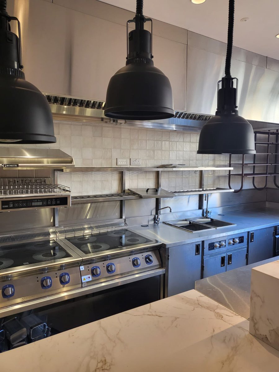 df20design's tweet photo. Gleaming ✨#commercialkitchen https://t.co/3luJNtKGc8
