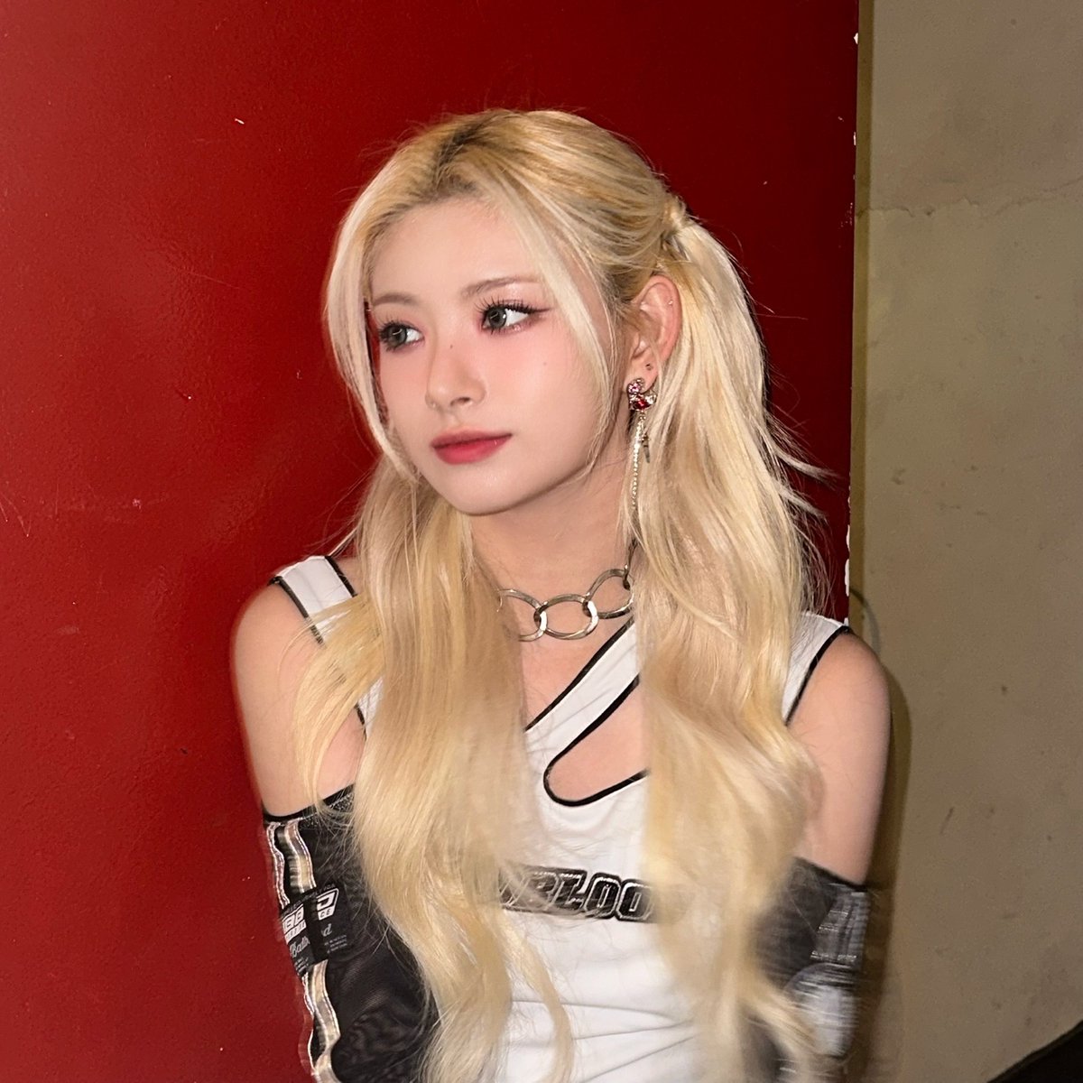 EVERGLOW_twt's tweet photo. [#이런] 🤍🩵🤍🩵 https://t.co/9z7qj4hcSM