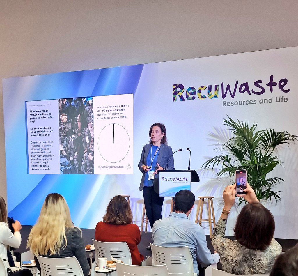 #Recuwaste23
<a href="/PilarChiva/">Pilar Chiva</a> de <a href="/residuscat/">Agència de Residus</a> nos explica el Pacto de la #ModaCircular.
Un proyecto voluntario  que va creciendo y sumando apoyos y creando sinergia positivas entre productores, diseñadores, recuperadores, vendedores, etc... #FracciónTextil