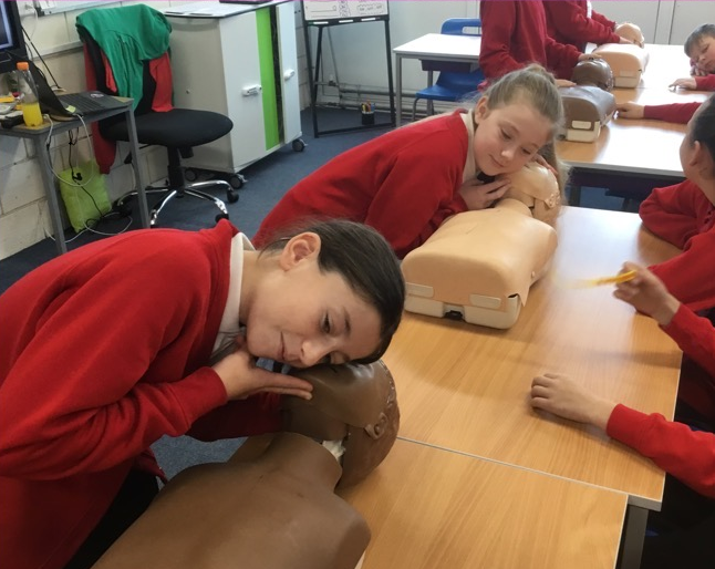 MerPolWirral's tweet photo. Yesterday day 2 #MiniPathfinders Project at Bidston Village Primary School
#MSE taught the pupils first aid.
@SLSEngland educated pupils on the dangers lending money.
#TeamBeb spoke about cyber bullying & how to stay safe online.
#Prevention #Evolve #OpSceptre #AntiBullyingWeek23 https://t.co/wFKepvXdbs